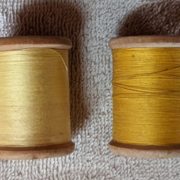 FURTHER REDUCED Vintage Wooden Sewing Spools in Decorative Box c late 1960s - Picture 4 of 13